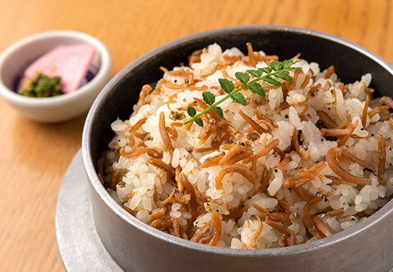 本日の炊き込みご飯と香の物